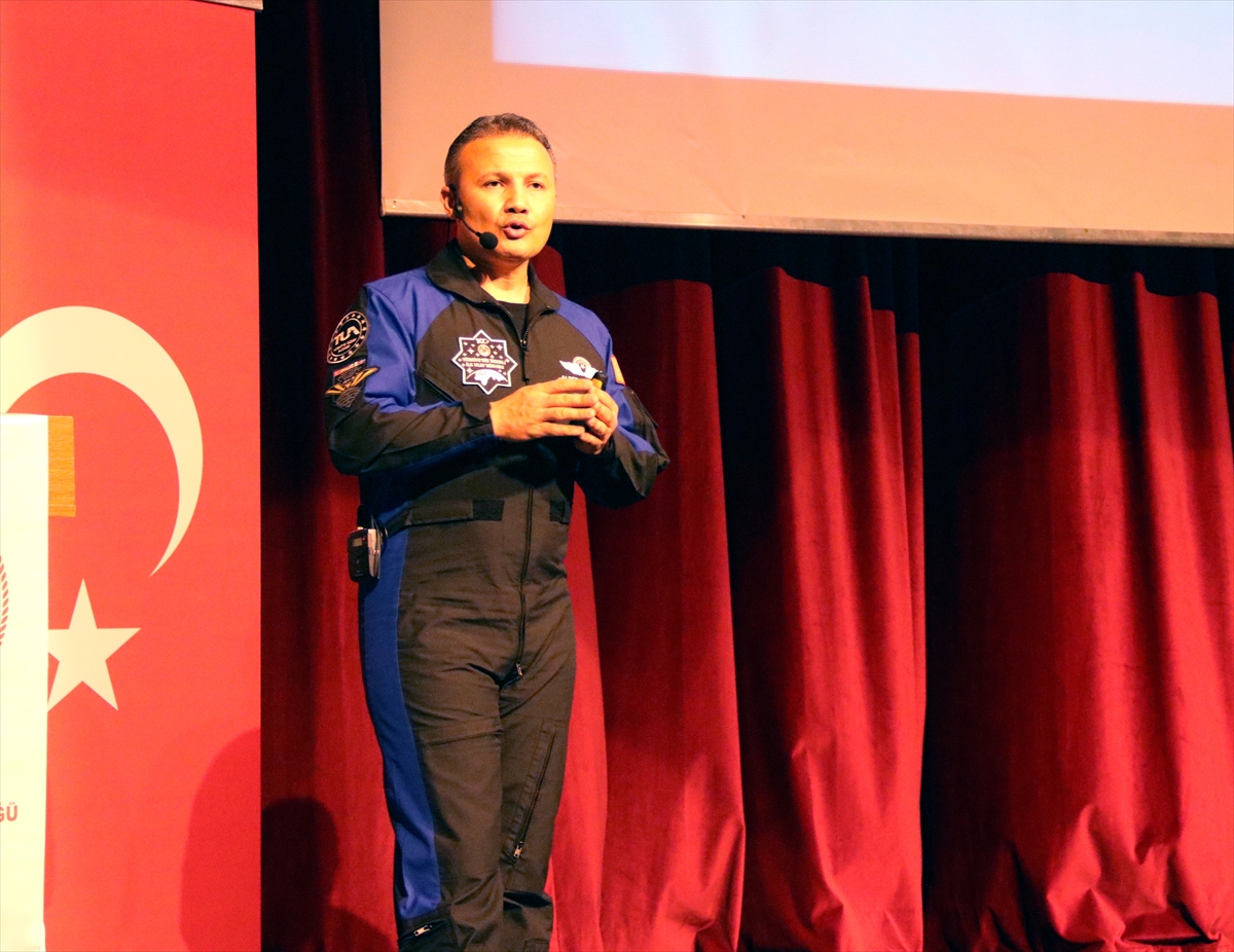 Türkiye'nin ilk astronotu Gezeravcı, Malatya'da öğrencilerle buluştu: