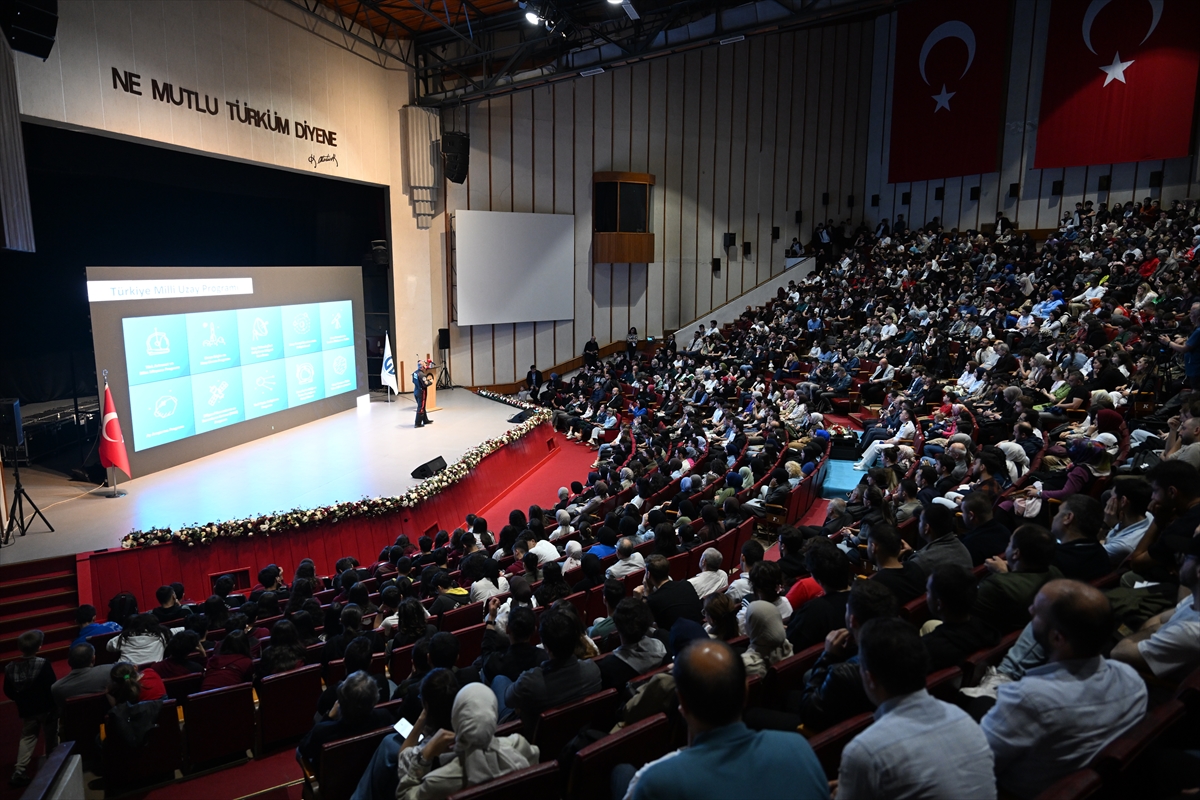 Türkiye'nin ilk astronotu Gezeravcı, Trabzon'da gençlerle buluştu: