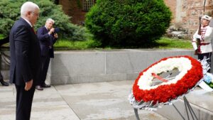 - Büyükelçi Uyanık, yemin töreni için Bulgaristan Cumhurbaşkanlığı binasına TOGG