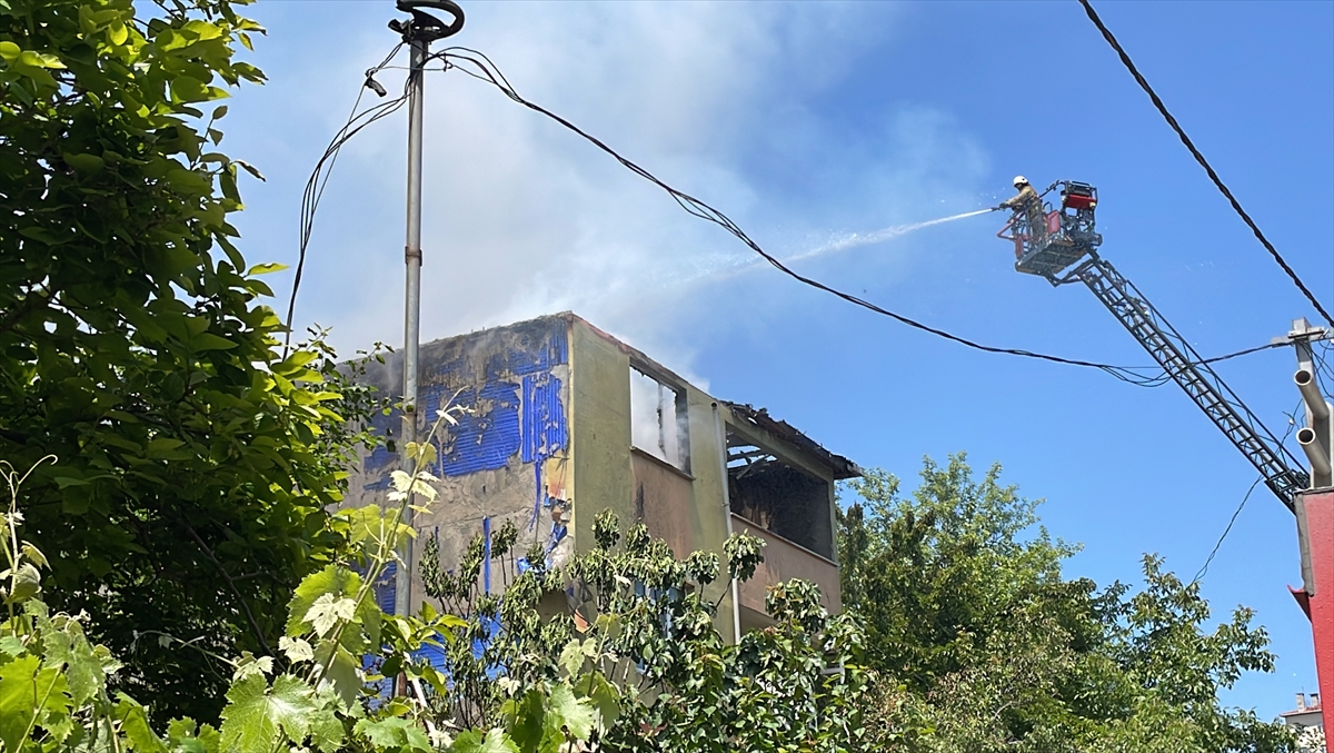Ümraniye'de iki binayı etkileyen yangın söndürüldü