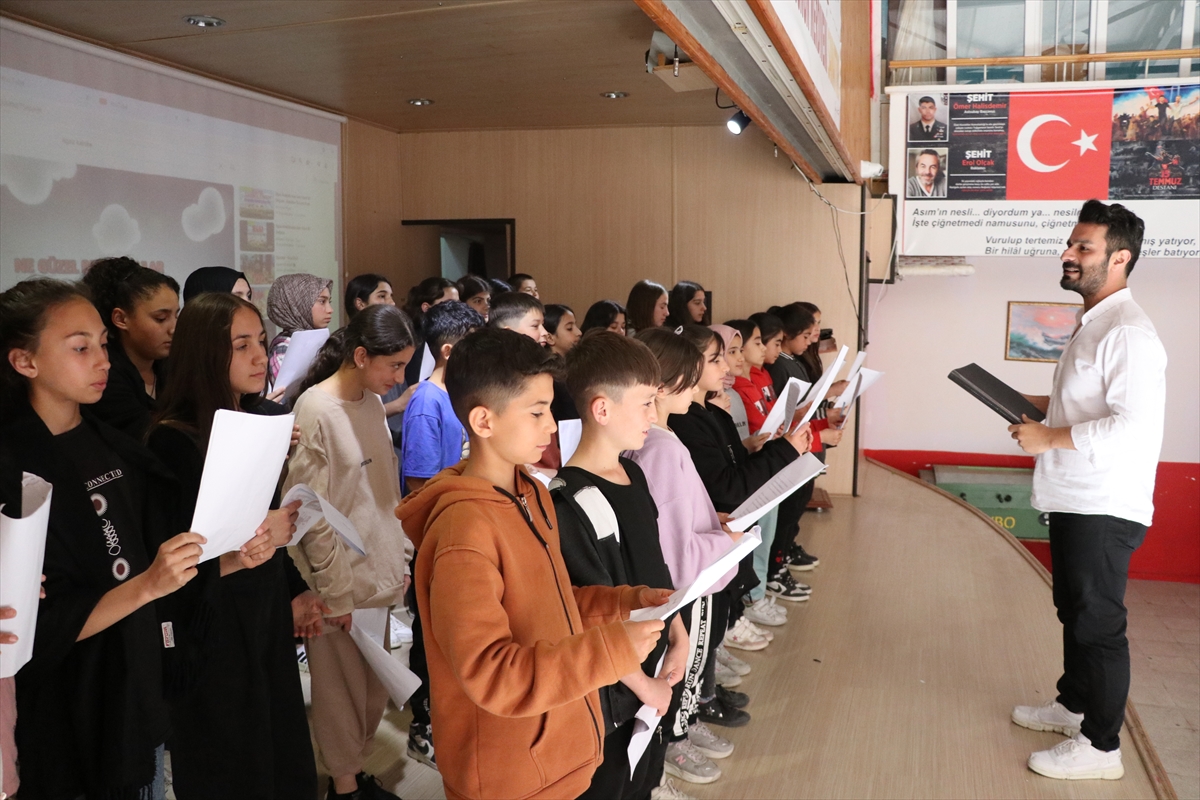 Üniversiteliler Anadolu ezgilerini ortaokullu Alfa kuşağına öğretiyor