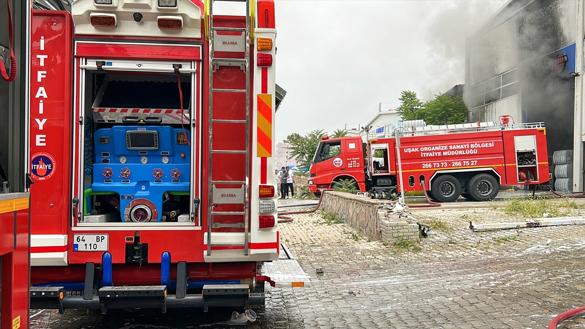 GÜNCELLEME – Uşak'ta tekstil fabrikasında çıkan yangın söndürüldü
