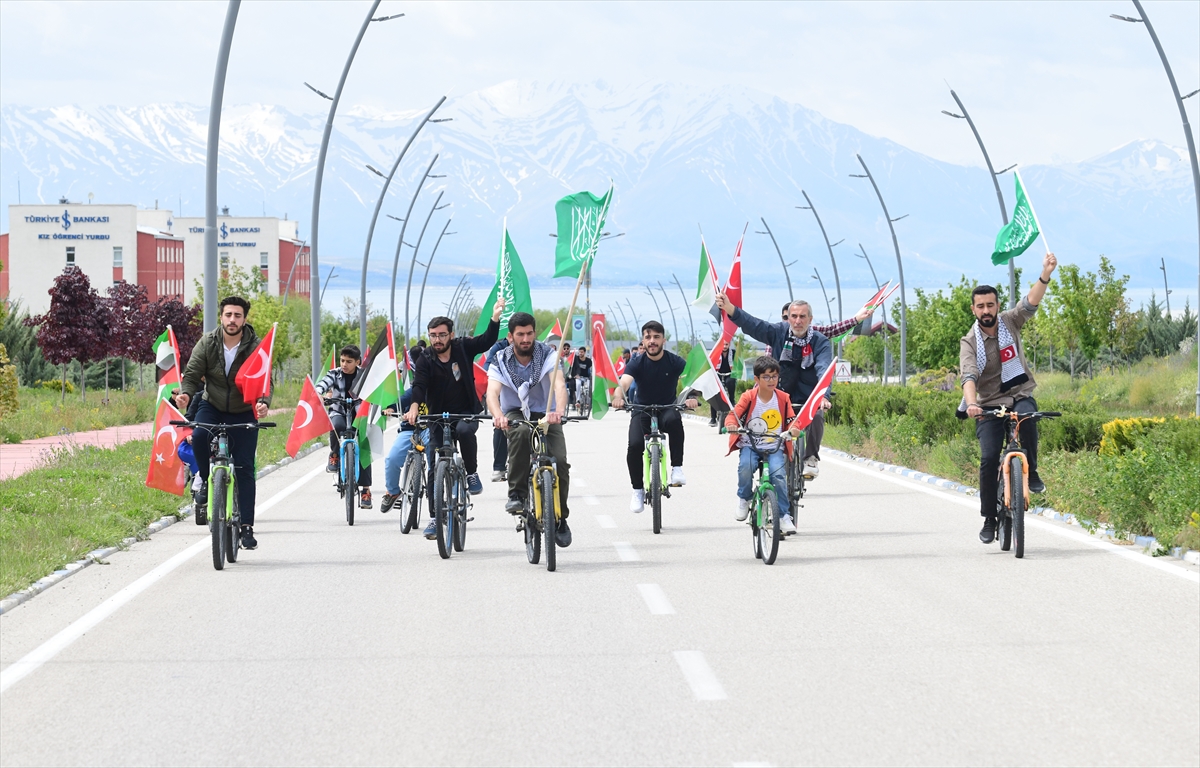 Van'da akademisyen ve öğrenciler İsrail'in saldırılarını protesto etmek için pedal çevirdi