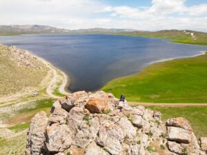 VAN (AA) – Van'da doğaseverler, Erek Dağı'nın eteklerindeki Keşiş Gölü'nün