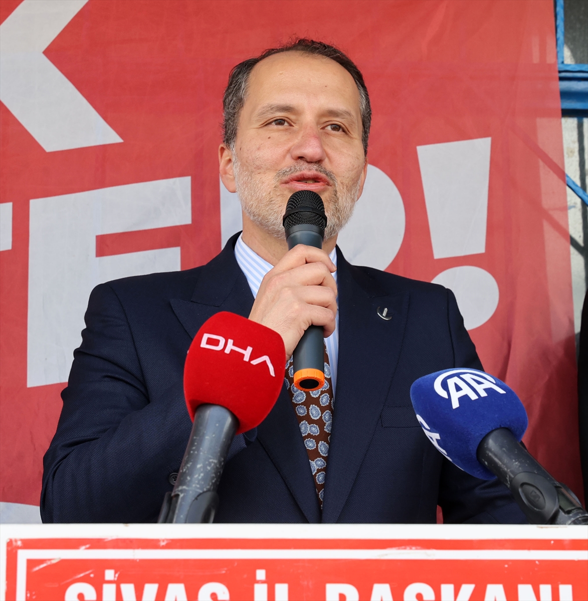 Yeniden Refah Partisi Genel Başkanı Erbakan, Sivas'ta ziyaretlerde bulundu