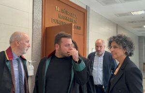 - Sanık Seçil Erzan, adliye yolunda bir otomobilin patlayan lastiğinden