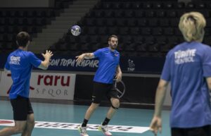 - "İlk hedef olarak ülkenin gurur duyacağı bir A Milli