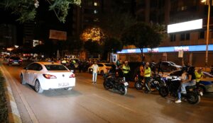 ADANA (AA) – Adana'da dron destekli trafik denetiminde 81 sürücüye