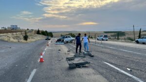 ADIYAMAN (AA) – Adıyaman'ın Kahta ilçesinde iki otomobilin çarpışması sonucu