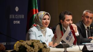 - "Cezayir'de bulunan Türk iş insanlarının varlığı iki ülke açısından