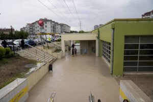 - Ayaş yolunda çok sayıda araç sürücüsü, ekiplerin suyu tahliye
