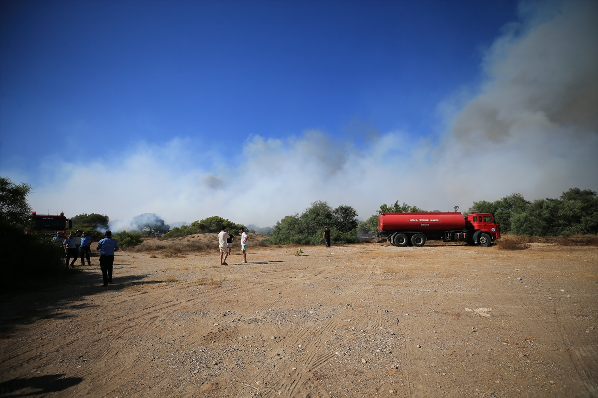 ANTALYA (AA) – Antalya'nın Muratpaşa ilçesinde çıkan orman yangınına havadan