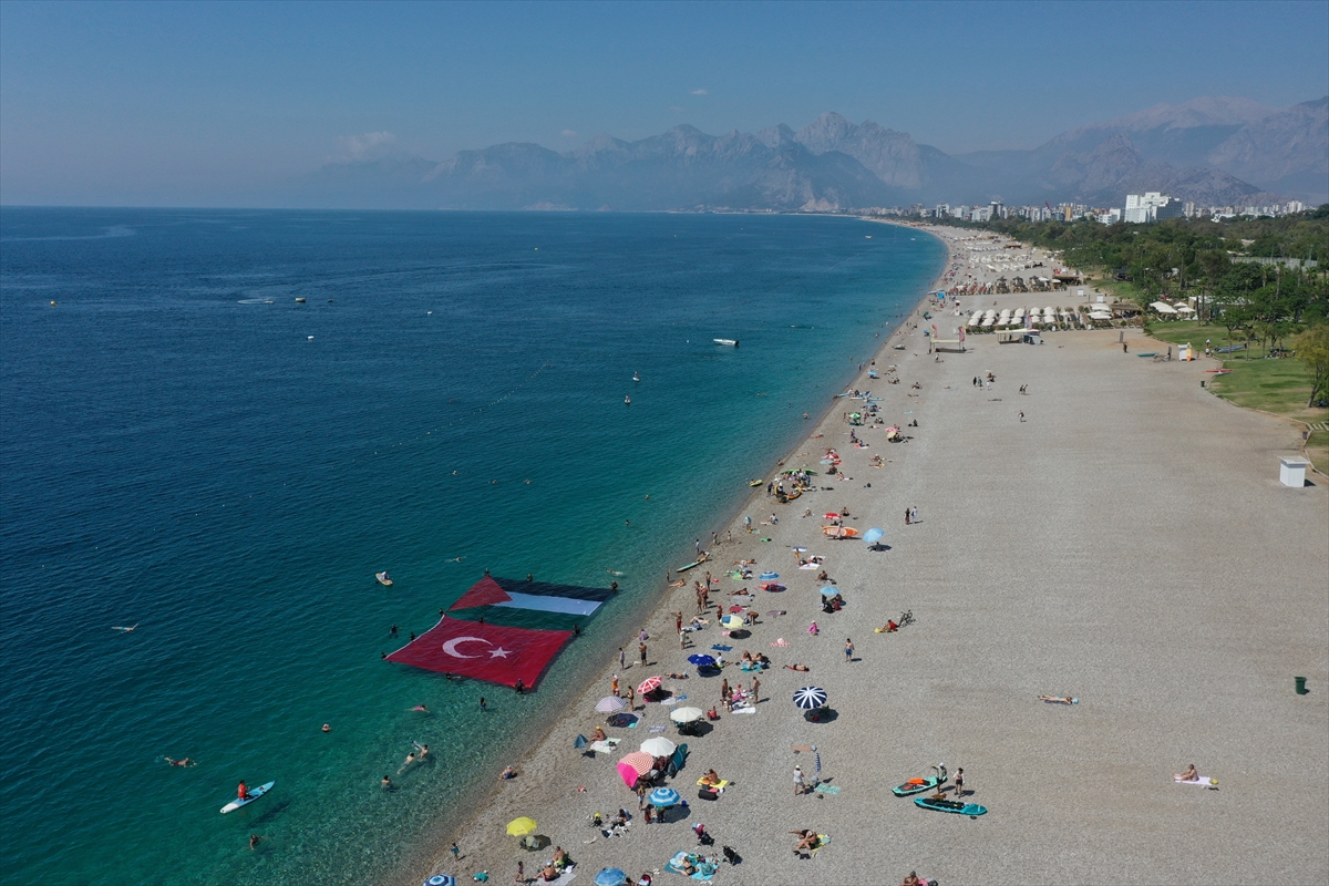 Antalya'da dalgıçlar denizde Filistin ve Türk bayrağı açtı