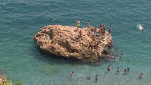 ANTALYA (AA) – Hava sıcaklığının 35,7 dereceye ulaştığı Antalya'da, vatandaşlar