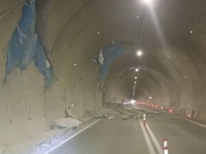 ARTVİN (AA) – Artvin-Yusufeli yolundaki T-14 tüneli, üst beton korunağının