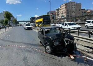 İSTANBUL (AA) – Avcılar'da kontrolden çıkan otomobilin kaldırımdaki yayalara çarpması