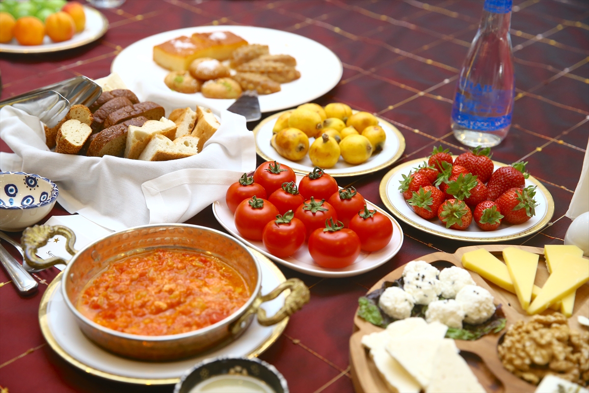Azerbaycan'da “Dünya Kahvaltı Günü”nde Türk kahvaltısı tanıtıldı