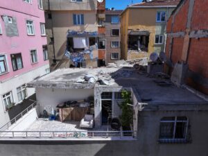 İSTANBUL (AA) – Bahçelievler'de, sabah saatlerinde 7 katlı binanın ilk