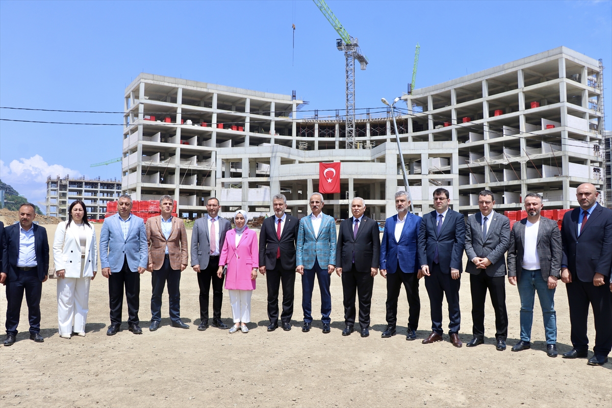 Bakan Uraloğlu, Trabzon Şehir Hastanesi şantiyesinde incelemelerde bulundu: