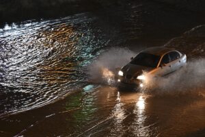- Şehrin batı kesimlerinde, yıldırım düşmesi nedeniyle elektrik kesintisi yaşandığı