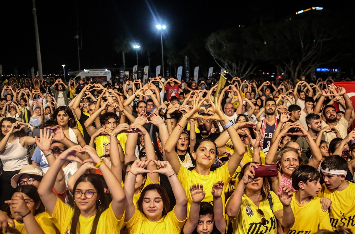 Basketbol Süper Ligi'ne yükselen Mersin Büyükşehir Belediyesi şampiyonluğu kutladı