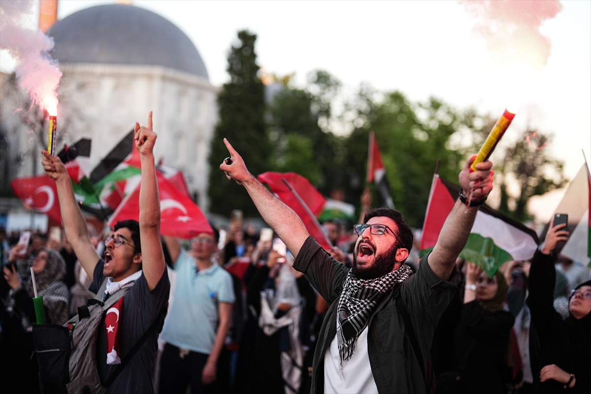 Beyazıt Meydanı'ndan Ayasofya'ya Filistin'e destek yürüyüşü