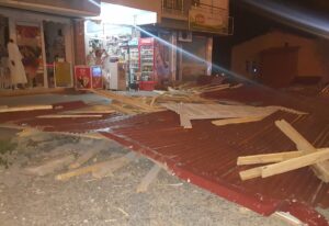 BİNGÖL (AA) – Bingöl'ün Solhan ilçesinde şiddetli rüzgar nedeniyle binanın