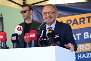 - "(Deprem bölgesindeki konutlar) Senenin sonuna kadar 200 binini teslim