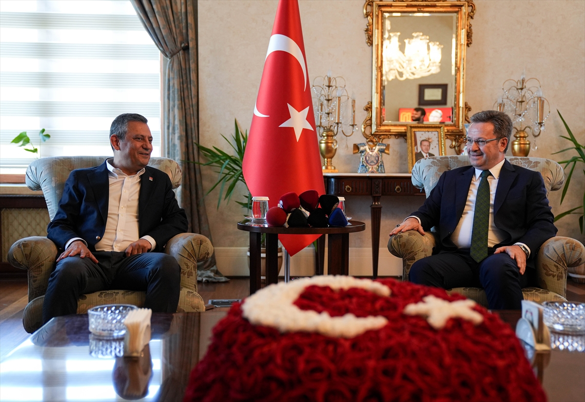 CHP Genel Başkanı Özel, Manisa Valisi Ünlü ile bayramlaştı