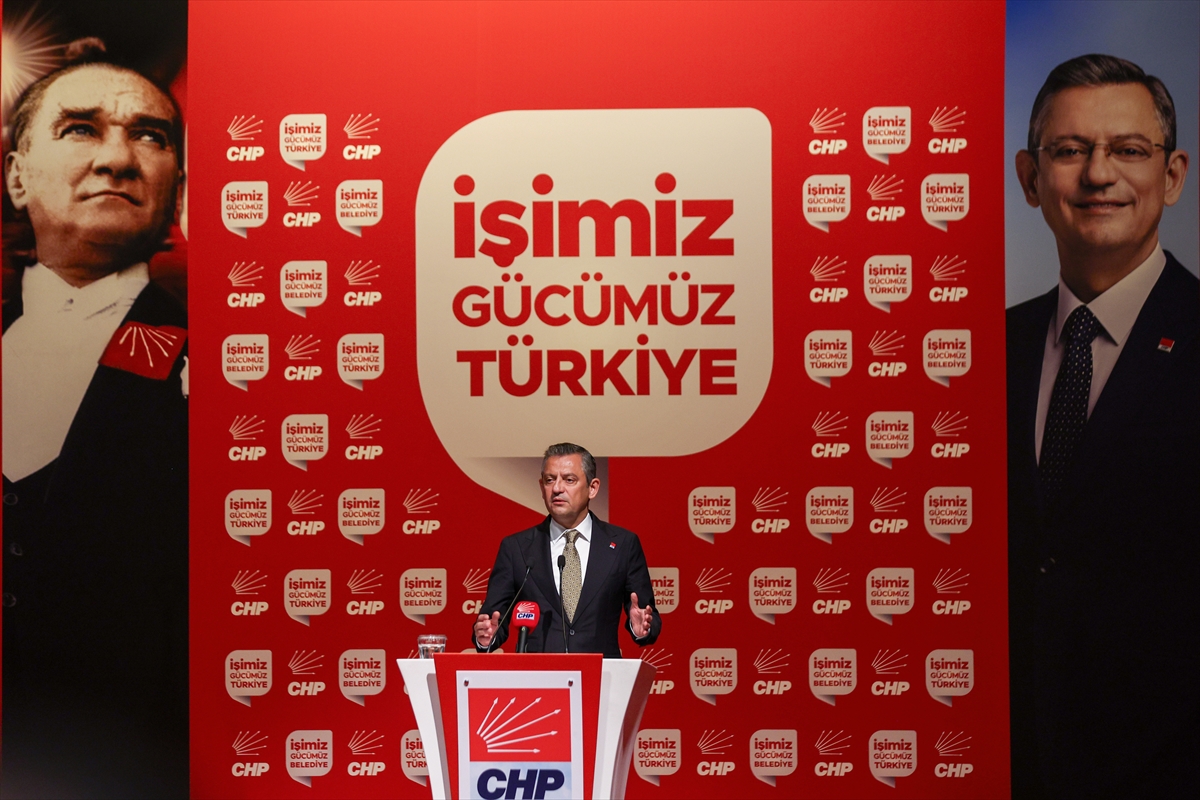 CHP Genel Başkanı Özel, partisinin belediye başkanlarıyla bir araya geldi