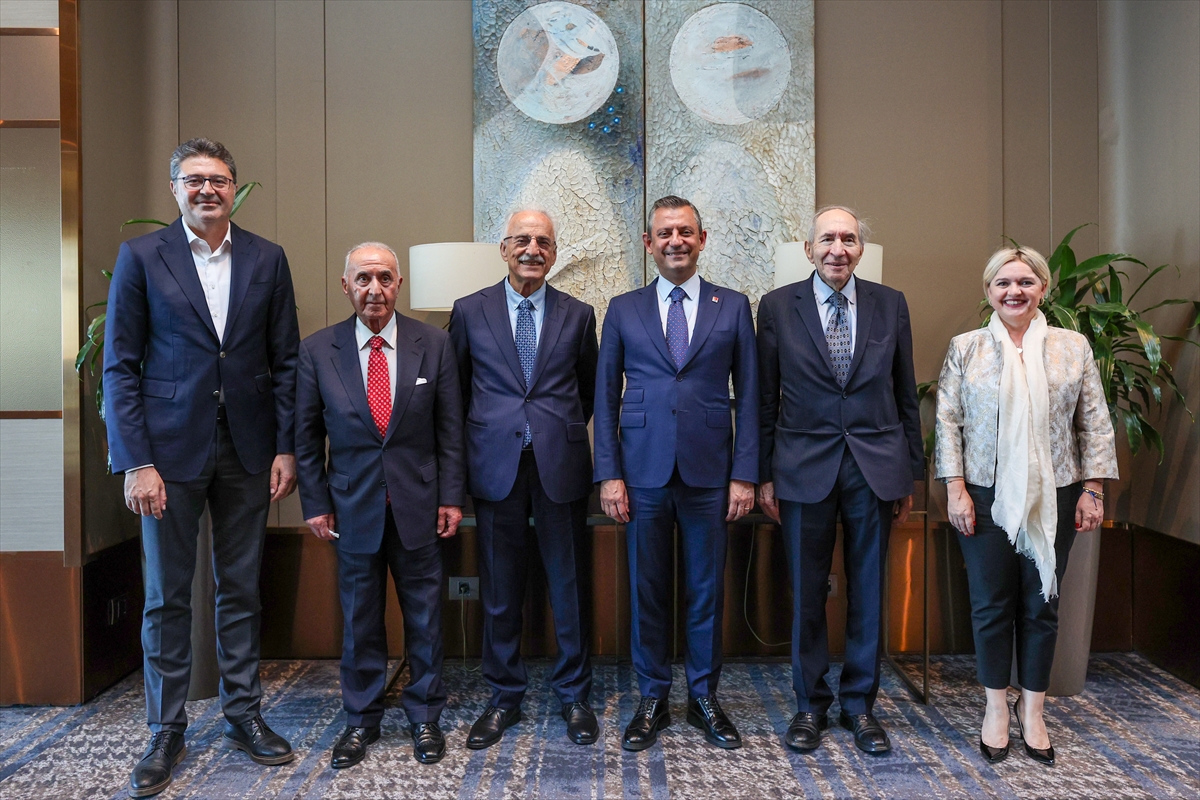 CHP Genel Başkanı Özel, partisinin eski genel başkanlarıyla buluştu