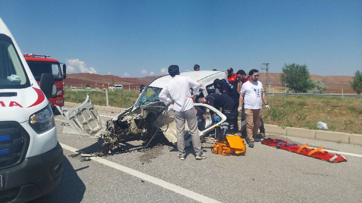 Çorum'da otomobille hafif ticari araç çarpıştı, 6 kişi yaralandı