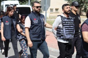 DENİZLİ (AA) – Denizli'de, bir kişinin hastane bahçesinde silahla yaralanmasına