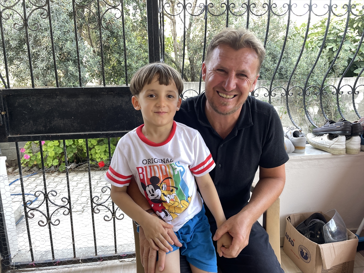 Depremde yaralı kurtarılan tek çocuğuna hem annelik hem babalık yapıyor