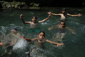 DİYARBAKIR (AA) – Diyarbakır'da sıcaktan bunalan çocuklar, süs havuzuna girerek