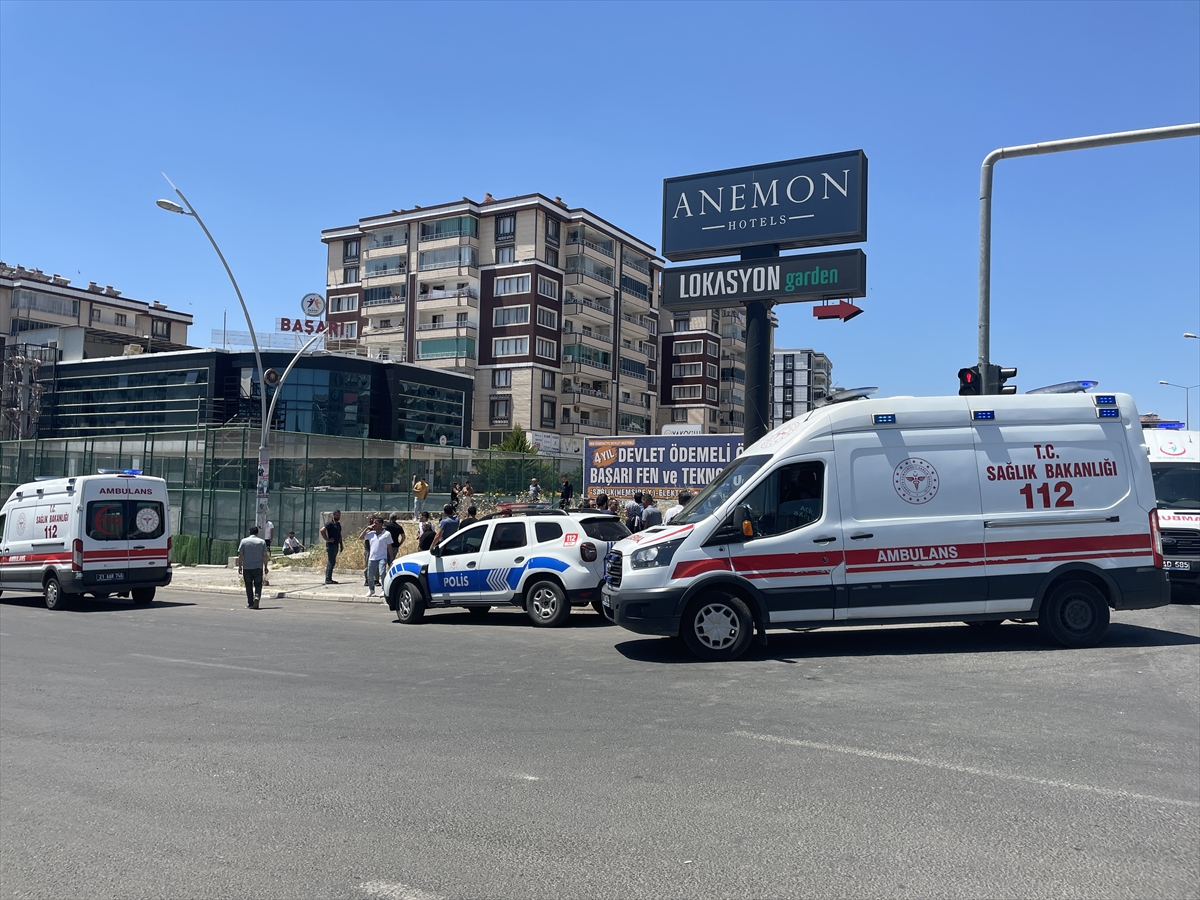 Diyarbakır'da trafikte yol verme meselesinden çıkan kavgada 4 kişi yaralandı