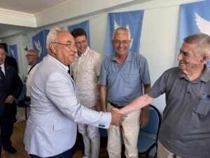 İZMİR (AA) – DSP Genel Başkanı Önder Aksakal, İzmir'de partilileriyle