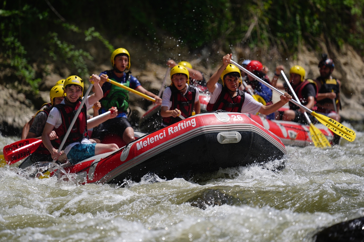 Düzce'de sıcak hava nedeniyle rafting parkurlarına talep arttı