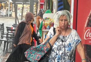 - Vatandaşlar sağanaktan yanlarındaki şemsiye ve poşetlerle korunmaya çalıştı