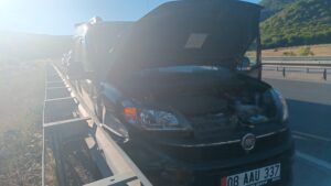 ERZİNCAN (AA) – Erzincan’da bariyerlere çarpan hafif ticari araçtaki 4’ü