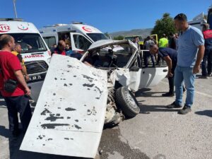 ERZİNCAN (AA) – Erzincan'da pikap ile otomobilin çarpışması sonucu 5