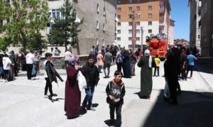 - Binanın 4. ve 5. katında mahsur kalan biri bebek