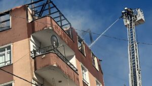 İSTANBUL (AA) – Esenyurt'ta 5 katlı binada çıkan yangın itfaiye