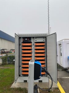 - Projede, atık bataryaların enerji depolama sistemlerinde kullanılarak çevresel ve