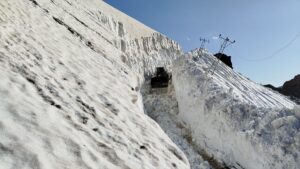 - Kar kalınlığının yer yer 8 metreyi bulduğu bölgede ekipler