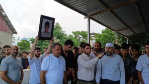 HATAY (AA) – Hatay'ın Samandağ ilçesinde, yola çıkan sahipsiz köpeğe