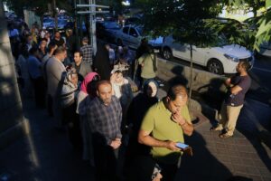 - Seçmenler saat 22.00'ye kadar oy kullanabilecek