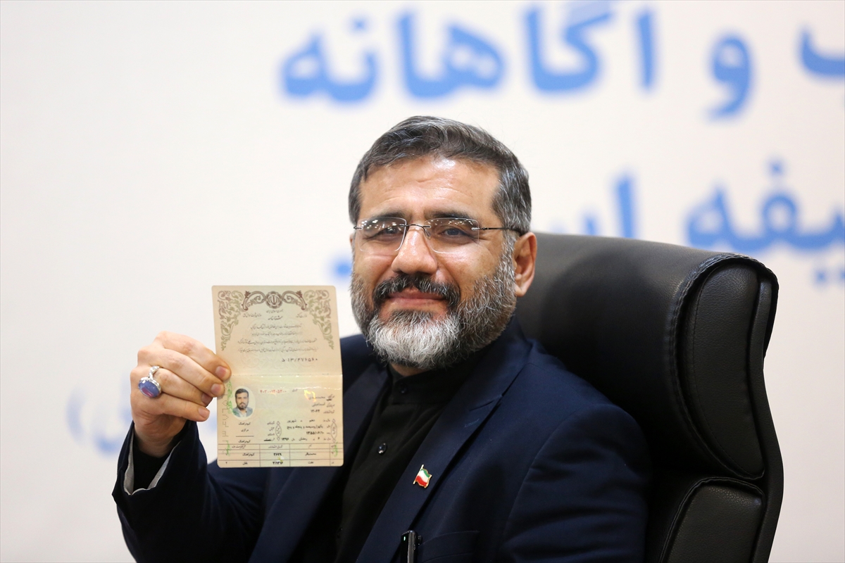 İran'da Kültür ve İslami İrşad Bakanı İsmaili, cumhurbaşkanı adaylığı için başvuru yaptı