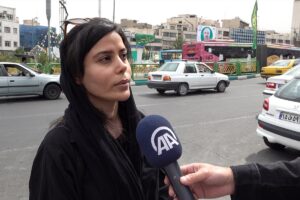 - AA ekibi, başkent Tahran'ın en işlek noktalarında İranlılara seçimleri