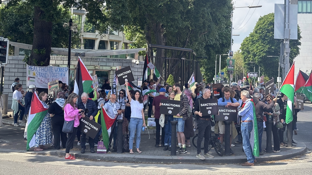 İrlanda’da sağlık çalışanlarından ABD Büyükelçiliği önünde Filistin’e destek gösterisi